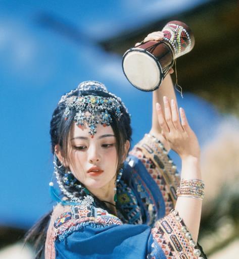 热巴,龚俊,蔡徐坤,谭松韵,张若昀,张新成,丁程鑫,王一博合作因为男艺人
