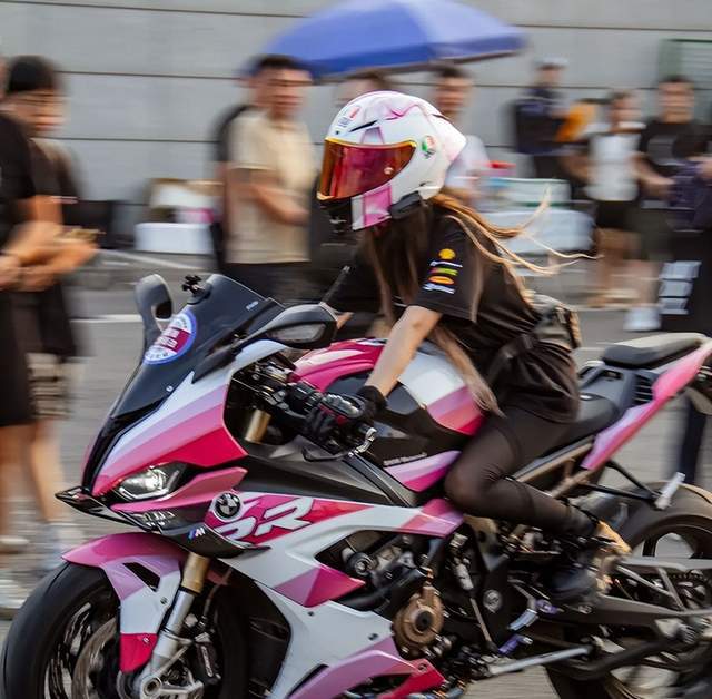 19岁机车女网红遇车祸离世,事发现场曝光,一周后迎来20岁生日