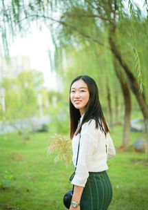绿色原野中的文静妹子清爽丽人4
