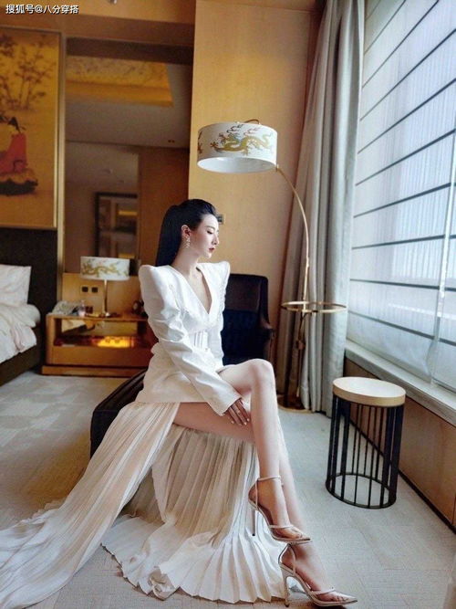 薇娅是个隐藏的时髦精,穿白色look干练大气,气场不输女明星