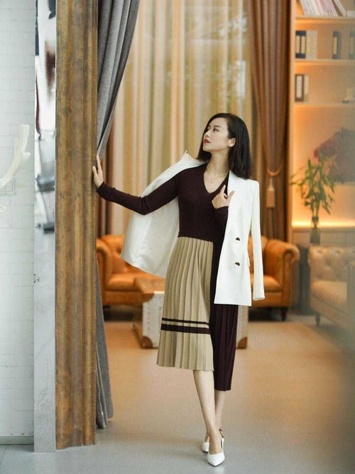 普通女孩该怎么穿才洋气白色西服搭配百褶裙干练精致,优雅大气