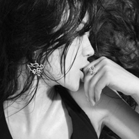 女生披着头发的侧面唯美图片