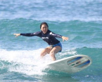 美华裔女子年过半百爱冲浪紧身衣秀健美身材图