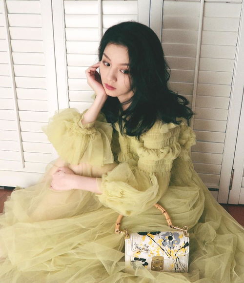 她24岁获金像奖影后,今穿绿色轻纱裙配1万6的包,仙气少女