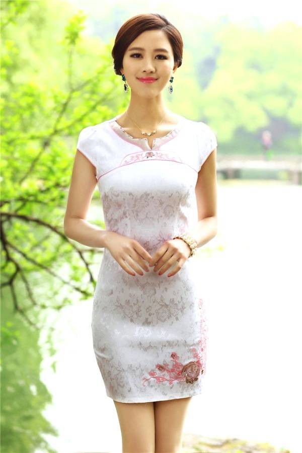 东方女性的美均在当代著名油画家曹雕写实作品中展示