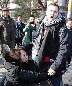 外国小伙扶摔倒女被讹遭吐槽讹诈外国人丢国人脸