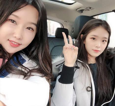 50岁的年纪,和女儿同框分不清谁更大一些