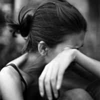 伤心哭泣的女生qq流泪头像你是我的毒瘾我戒不掉