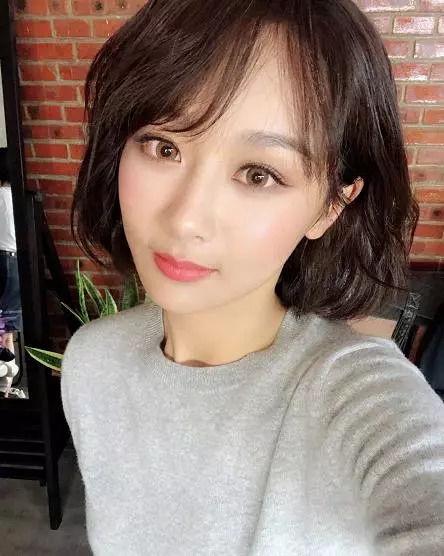 杨紫分手后风格大换,戴美瞳烫卷发女人味十足,网友又变脸了