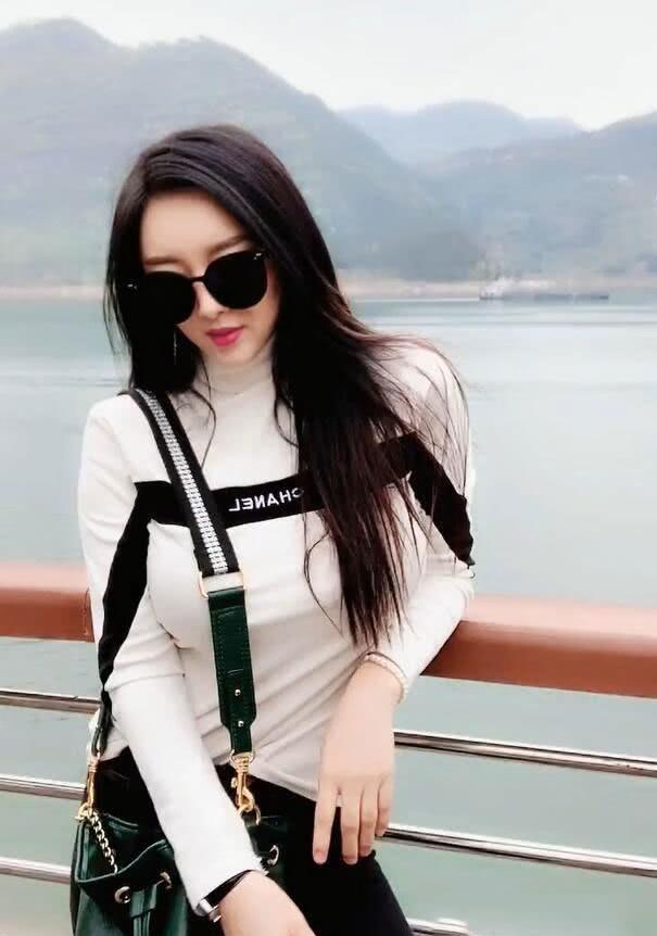戴上墨镜的时尚美女,高冷的气质,彰显时尚魅力