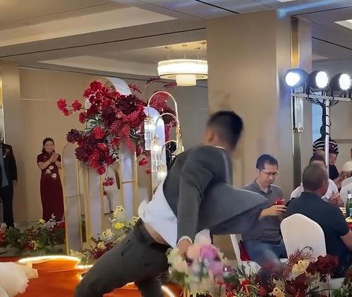 山东一新郎在婚礼现场捧花走向新娘突然帅气空翻,新娘当场愣住了
