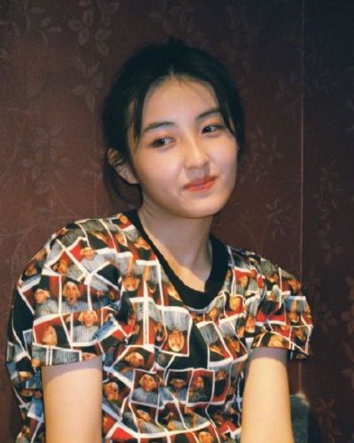 张子枫长大后太敢穿了,19岁挑战娃娃头短袖,少女颜值太占优势