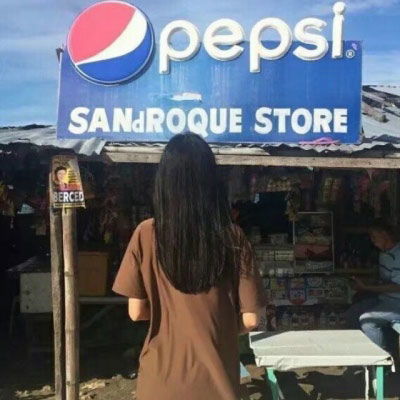 头像女生背影伤感孤单海是孤单的泪
