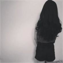 求五张女生黑白头像,不要字,背影的
