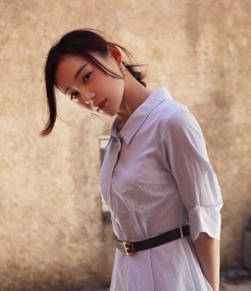 马甲女神袁姗姗踏青出游,显露清新文艺范儿,快开始打扮起来