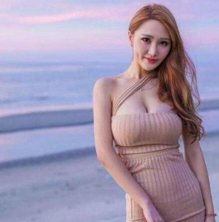 美女街拍时尚靓丽的紧身打底裤美女,显得漂亮又吸引人