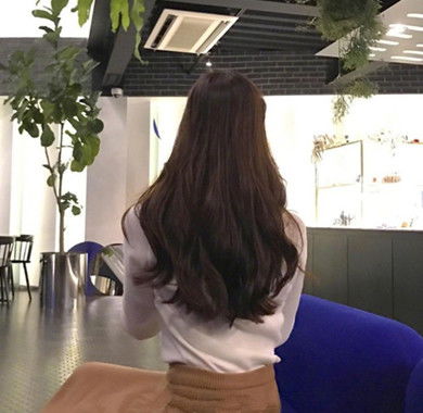 发型女卷发背影