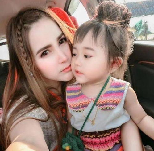小女孩精致得像洋娃娃,被质疑整容,妈妈晒出合照后网友酸了