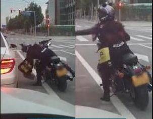 轿车副驾往窗外扔垃圾路过机车美女霸气捡起丢回车内视频