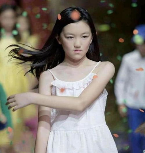 王菲为李嫣庆生,晒幸福合照,14年过去了兔唇女孩完美蜕变