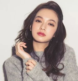 你是喜欢厌世脸女生,还是爱甜美勾魂脸女生呢