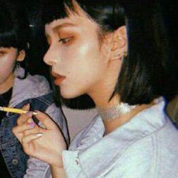 女生抽烟头像女生夹烟好看手势图片