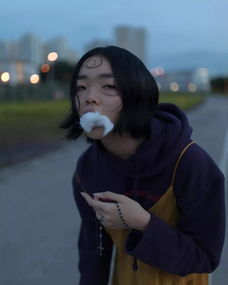 一双永远睡不醒的死鱼眼一副写满冷漠的厌世脸,她却成为时尚大牌的新宠