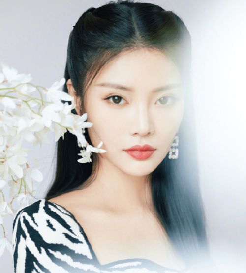 徐冬冬近照曝光,穿斑马纹上衣美艳又清纯,手捧鲜花氛围感十足