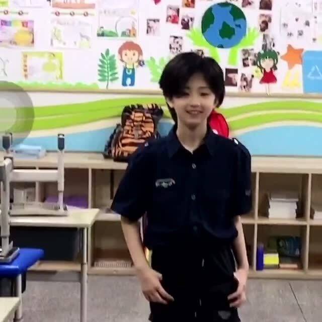 小学女生跳起舞来能有多帅完了我沦陷了,真期待她长大后的样子