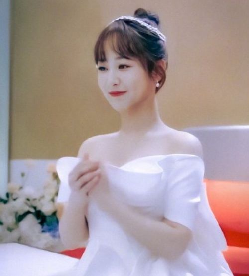 女生露肩露背头像杨紫