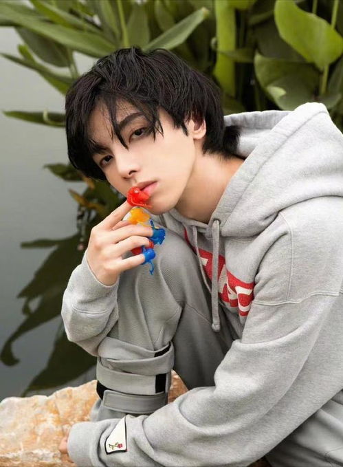 华晨宇罕见秀恩爱,与女友戴心形情侣项圈,细节透露两人恩爱有加