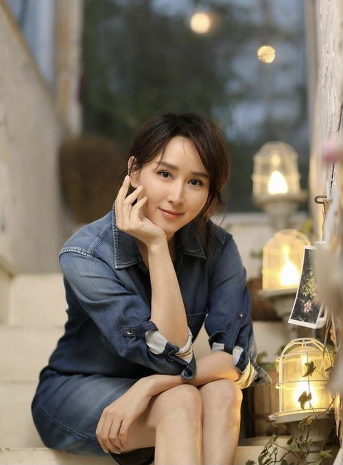 阔太胡静气质优雅,穿黑色连衣裙亮相活动女人味十足,漂亮大方