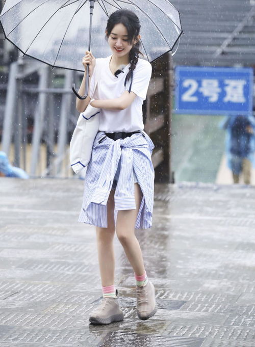 赵丽颖也穿涂鸦t恤,清新甜美又不失高级感,微卷长发更显女人味