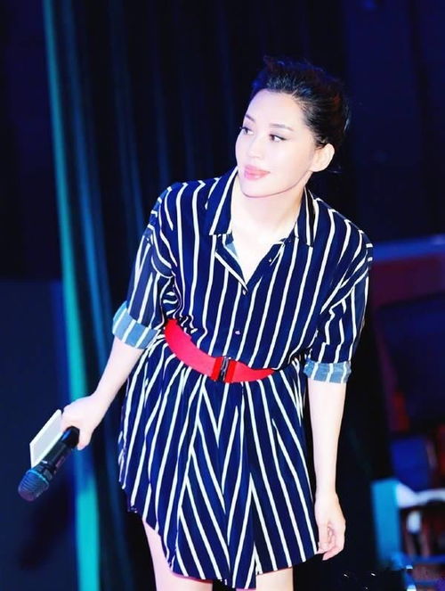 许晴不服老,穿连衣裙用腰封勒出沙漏腰,阿姨辈秀身材不容易
