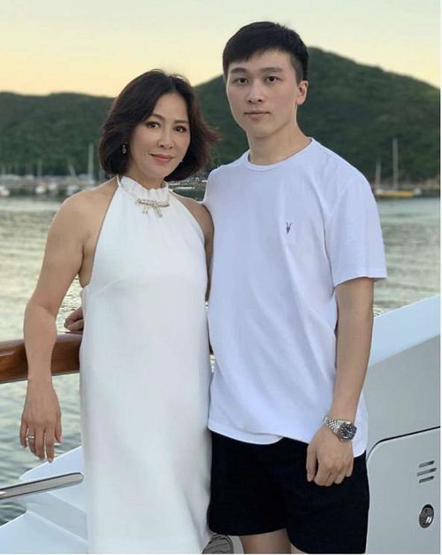 刘嘉玲穿白裙秒变小女人和帅侄子出海秒变慈母,胳膊赘肉太明显