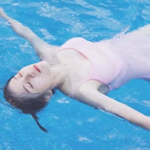 女生头像15岁真人照片泳池