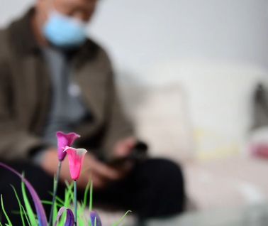 六旬老人退休结识年轻女网友,视为知己,对方却看中他的命