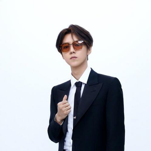 鹿晗西装配墨镜上热搜了到底是怎么回事