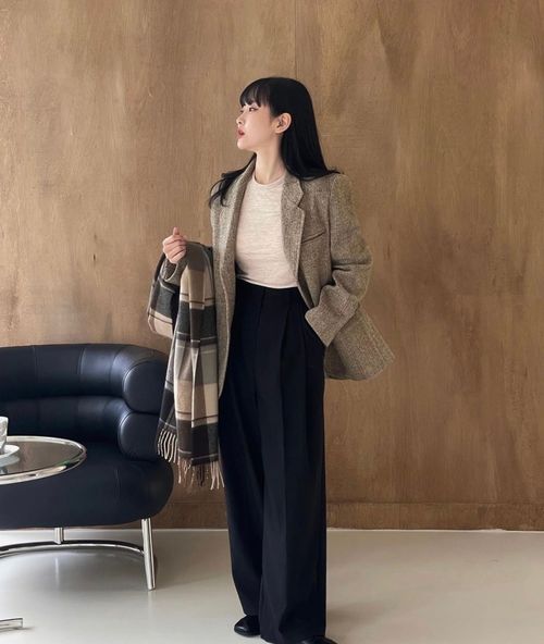 成熟女人的气质搭配大衣过膝半裙,西装阔腿裤,干净利落