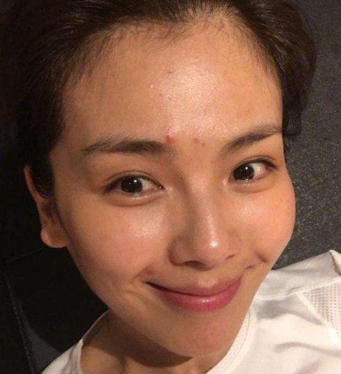 生完孩子后总化妆和常素颜的女性,5年后差距明显,心疼