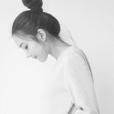 女生黑白侧脸头像,侧脸悲伤低头的女生黑白头像