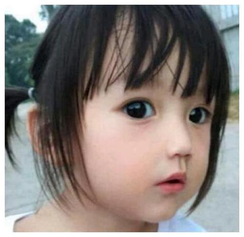 小女孩因太漂亮,被怀疑不是真人,听完父母解释之后信服了