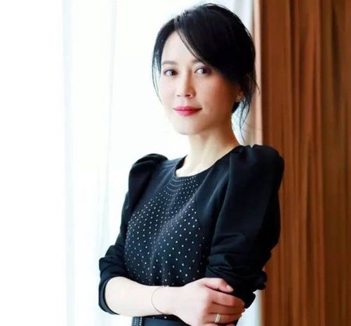 她被称为不老女神,出道多年不温不火,今49岁气质惊艳