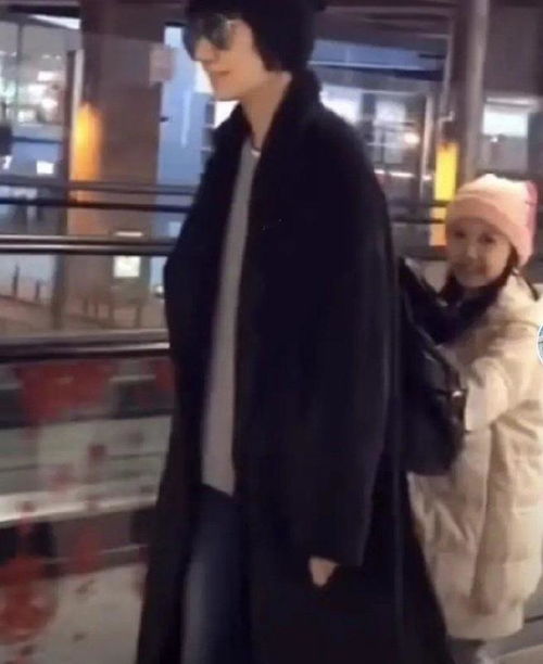 袁泉女儿终于露正脸,深眼窝似妈妈翻版,才9岁就是高冷气质女神