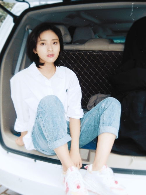 沈月真是元气少女,白衬衫牛仔裤文艺清新,甜甜笑容好迷人