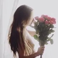 女生拿花半身头像黑色下半身手拿花的女生头像