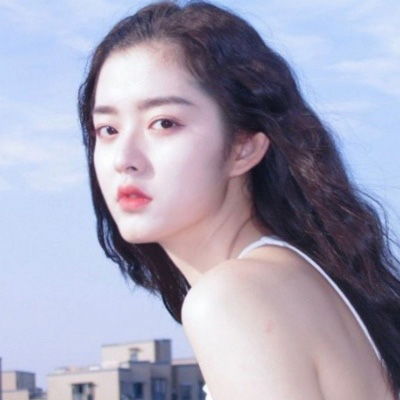 白色的高雅有气质女人头像凝视