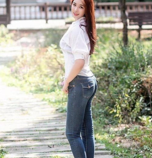 街拍简约不单调的牛仔裤美女,曼妙身材,更加有吸引力