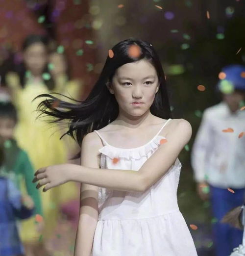 罕见王菲女儿跟章子怡女儿首同框我看到了教育最扎心的真相......