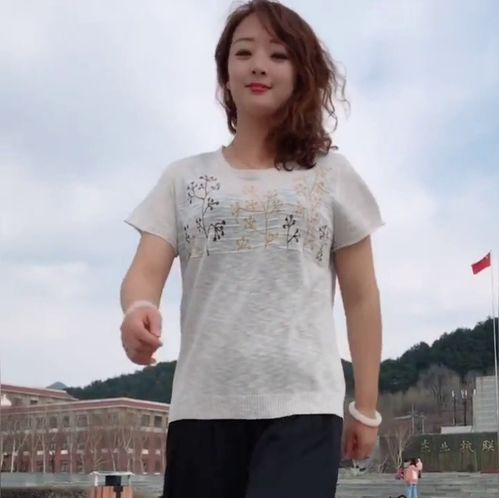 轻松舒适搭配的女士,简约气质